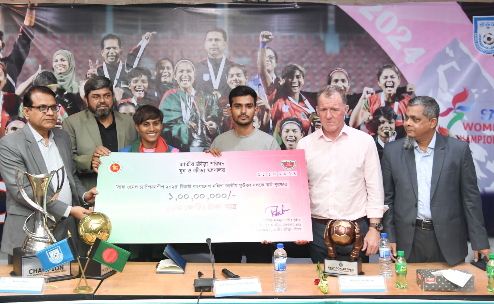 সাফজয়ী নারী ফুটবল দলকে যুব ও ক্রীড়া মন্ত্রণালয়ের এক কোটি টাকা পুরস্কার