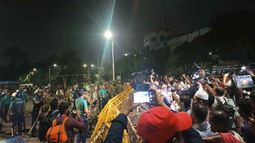 বঙ্গভবনের সামনে উত্তেজনার ৬ ঘণ্টা Bongo1_20241022_231603686