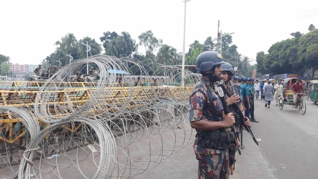 বঙ্গভবনের সামনে কাঁটাতারের বেড়া, নিরাপত্তা আরও জোরদার IMG_6650