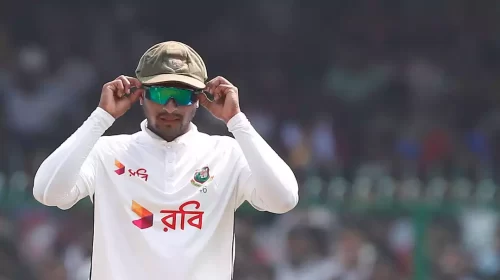 দেশে ফিরছেন না সাকিব