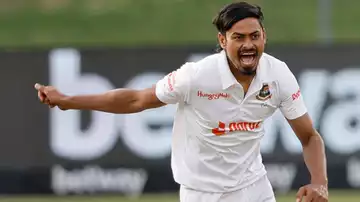 তাইজুলের নৈপুণ্যে লড়ছে বাংলাদেশ