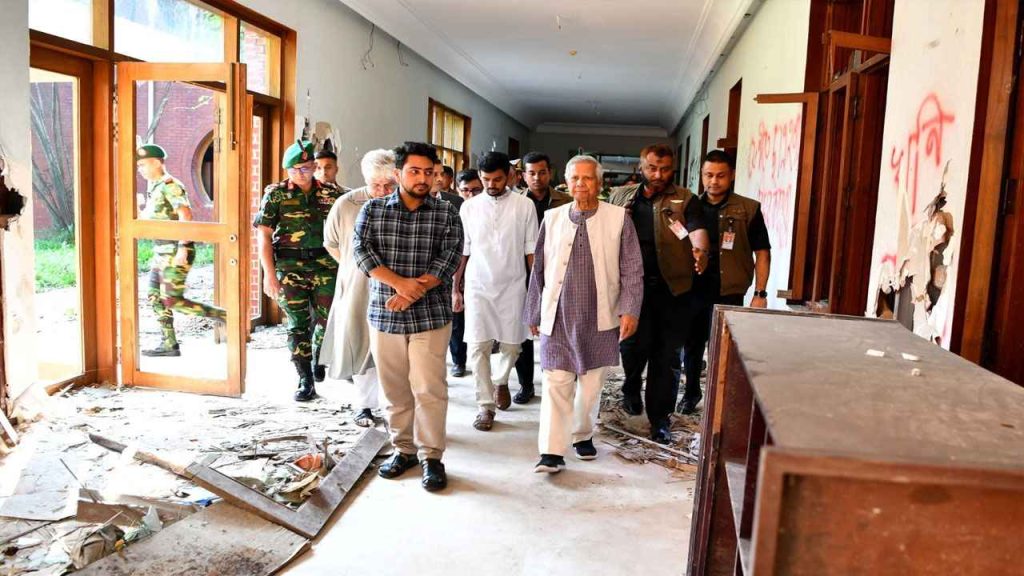 গণভবনের দেয়ালজুড়ে প্রতিবাদী গ্রাফিতি, ঘুরে ঘুরে দেখলেন প্রধান উপদেষ্টা yunus_20241028_170319083