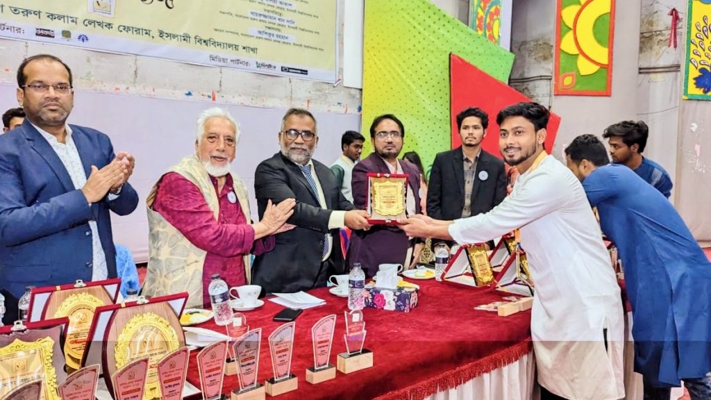 ইবিতে তরুণ কলাম লেখক ফোরামের লেখক সম্মেলন ও সম্মাননা অনুষ্ঠান 104e77e1-33c6-4a4f-ae6a-fe5be0a4a656