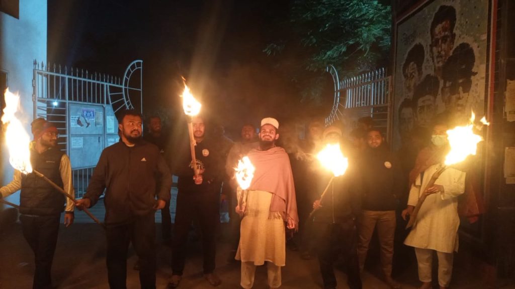 আওয়ামীপন্থী শিক্ষককে প্রো-ভিসি বানানোর চেষ্টার প্রতিবাদে যবিপ্রবি শিক্ষার্থীদের মশাল মিছিল 464943b4-0761-46d7-9772-a4fc4426ebae