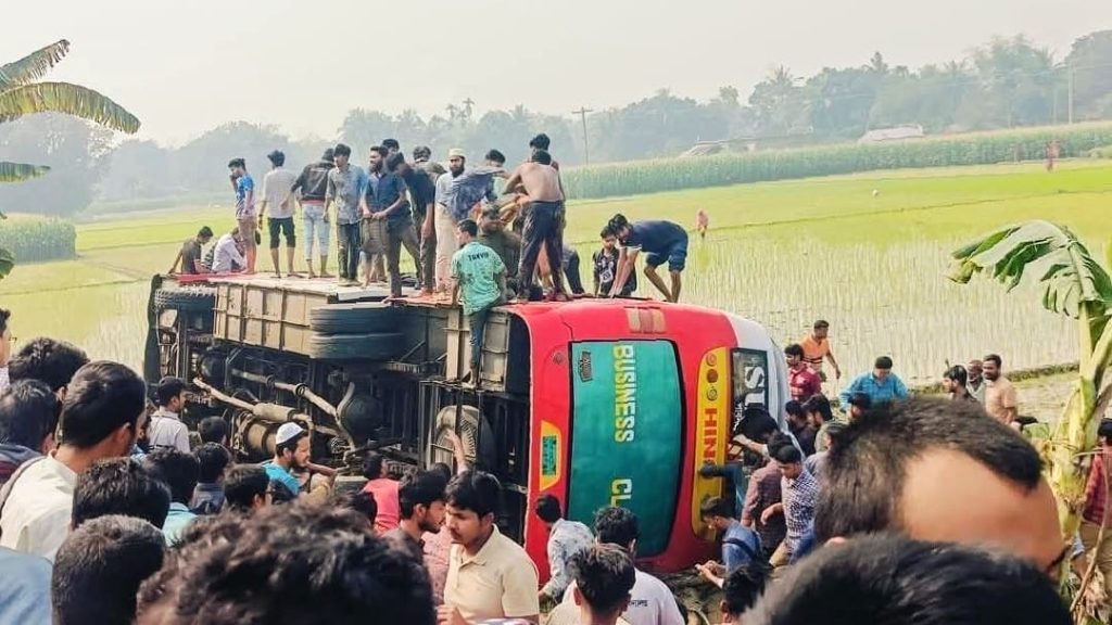 চালকের অসতর্কতায় ধানক্ষেতে ইবি শিক্ষার্থীবাহী বাস, আহত ২০ এর অধিক cc4c8e74-f22a-48b5-8313-18abc42e1908