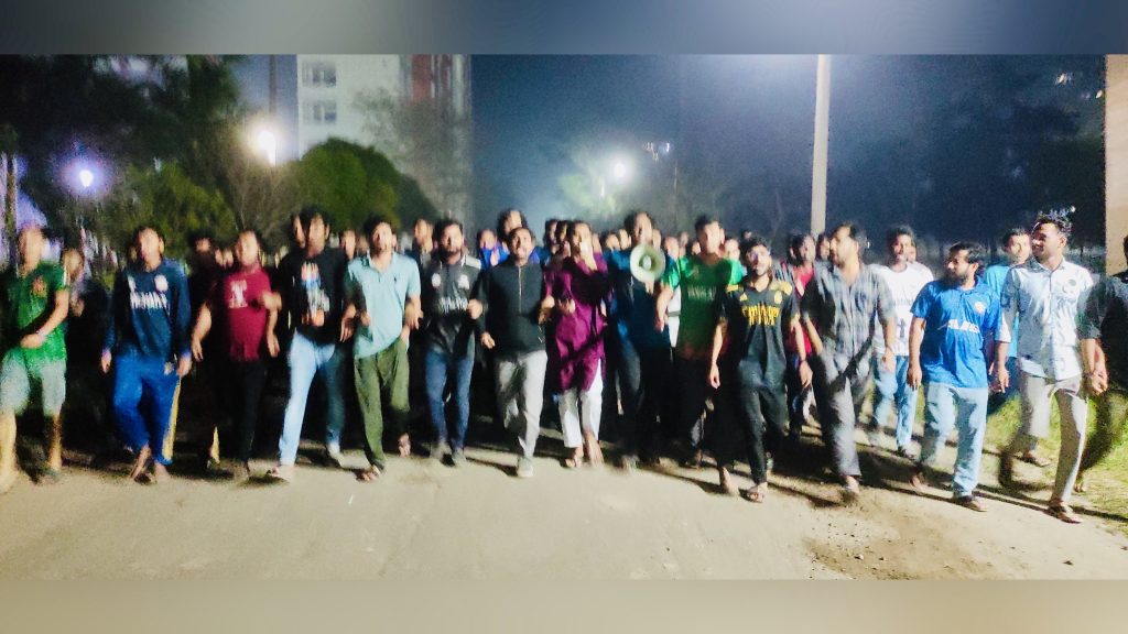 কুয়েটে শিক্ষার্থীদের উপর হামলা ও মহানবী (সাঃ) কে কটুক্তির প্রতিবাদে যবিপ্রবিতে বিক্ষোভ photo-output
