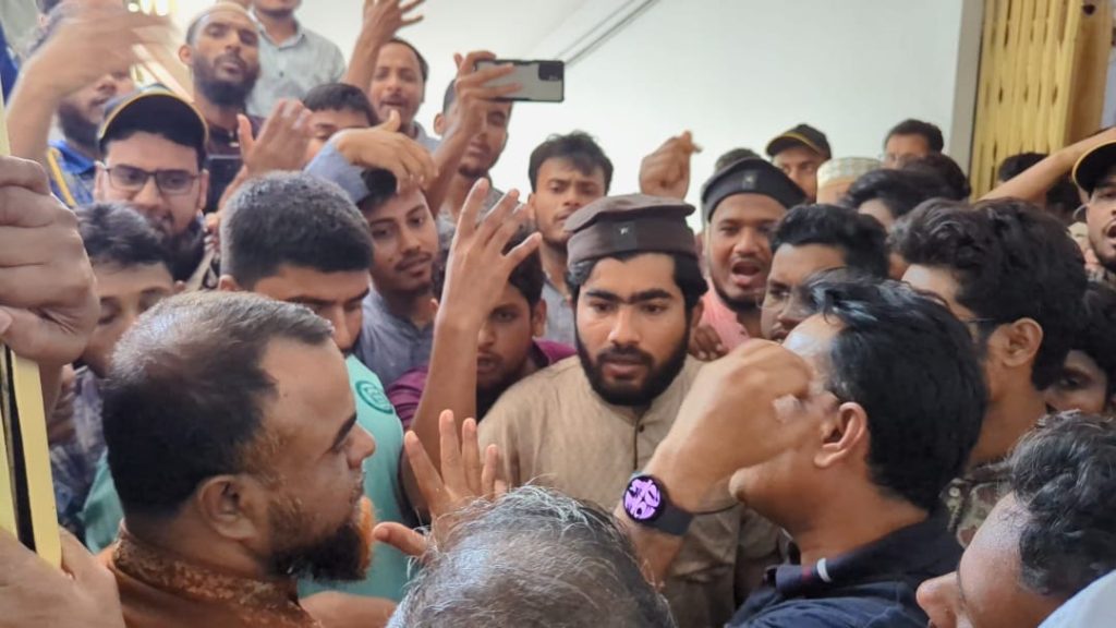 ইবিতে ভর্তি কমিটির সভায় অংশ নিয়ে তোপের মুখে আওয়ামীপন্থী শিক্ষকেরা 66f484e9-5b1e-4fbe-886b-ca59b96aad26