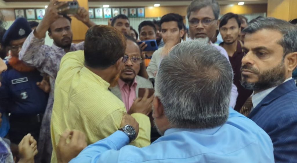 ইবিতে পদ নিয়ে ভিসির কার্যালয়ে হট্টগোল, বিচার না পেলে অন্যপথে হাঁটবেন প্রো-ভিসি a6b064d1-2e97-41b8-b148-d99cd82a29b7