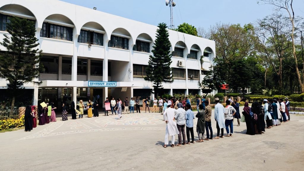 ভর্তিপ্রক্রিয়া নিয়ে পাল্টাপাল্টি অবস্থানে ইবির আল-ফিকহ বিভাগের শিক্ষার্থীরা f314bc99-0558-4609-adee-66789e35e941