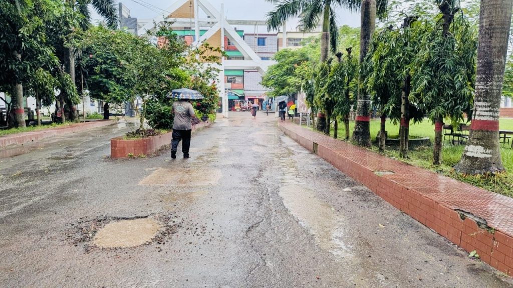 যবিপ্রবির অভ্যন্তরীণ রাস্তায় খানাখন্দ-জলাবদ্ধতা, নিত্যদিনের সঙ্গী দুর্ভোগ 626ccc72-f7a0-4d43-9170-495db7a65d46