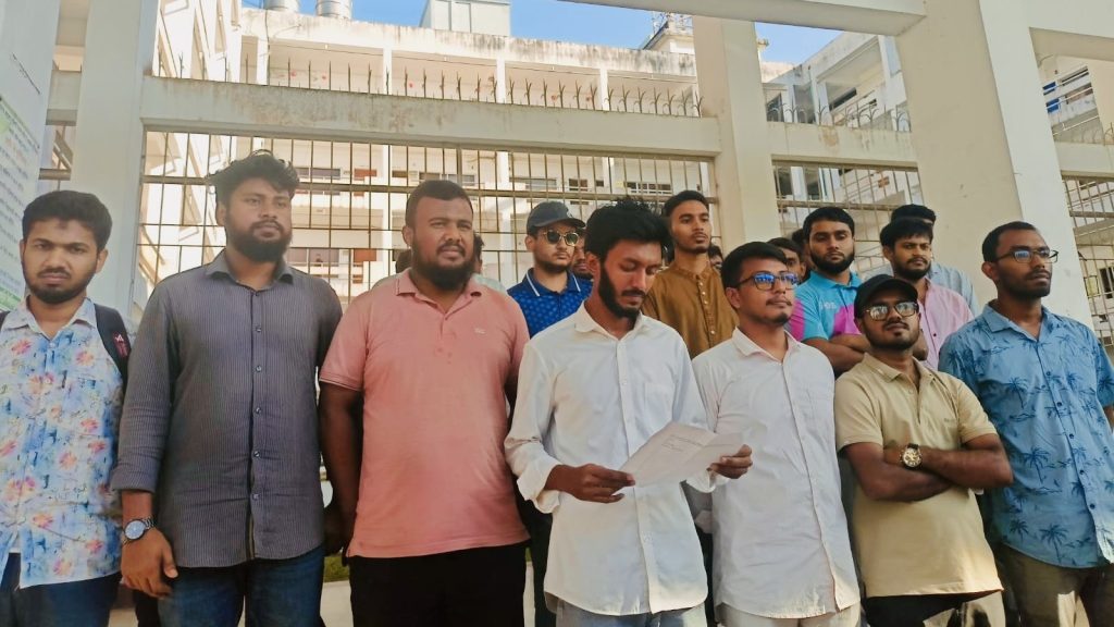 ছাত্র সংসদ চালুসহ নয় দফা দাবিতে যবিপ্রবি শিক্ষার্থীদের স্মারকলিপি bd532221-124c-44a1-97dd-413a2b0d3fe3