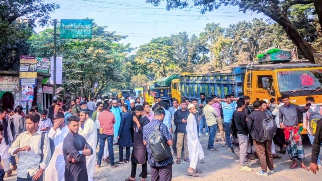 সংস্কারের দাবিতে পাঁচ ঘণ্টা কুষ্টিয়া-খুলনা মহাসড়ক অবরোধ, আশ্বাসে প্রত্যাহার 80971554-6c7d-421b-9e64-74623a8baeb9