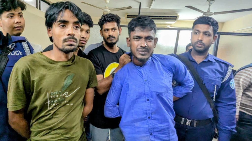 চলন্ত বাসে কুবির নারী শিক্ষার্থীকে হেনস্থা, চালক-হেলপারসহ আটক পাঁচ InShot_20260124_213157748