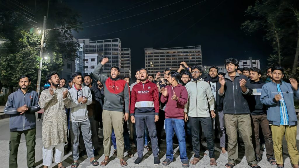 ইনকিলাব মঞ্চের ওপর পুলিশের লাঠিচার্জ, পাবিপ্রবিতে বিক্ষোভ মিছিল InShot_20260206_200735621