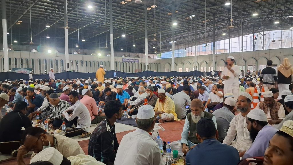 বায়তুল মোকাররমে হাজারো মুসল্লির একসাথে ইফতার, অংশ নিতে পারে যে কেউ InShot_20260220_041144155