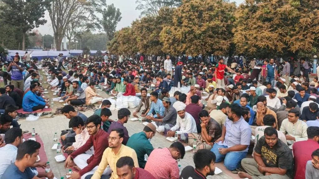 একযোগে প্রায় ১৬ হাজার শিক্ষার্থীকে ইফতার করালো রাবি প্রশাসন InShot_20260301_150038372