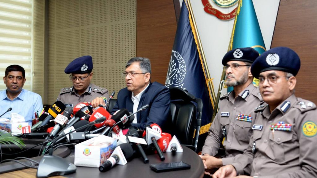 খুব শীঘ্রই সন্ত্রাসী ও চাঁদাবাজদের গ্রেফতারে অভিযান পরিচালনা করা হবে- স্বরাষ্ট্রমন্ত্রী InShot_20260305_060506585