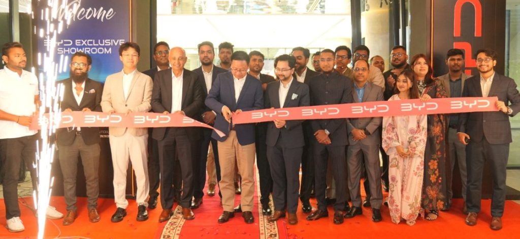 ঢাকায় বিওয়াইডির সবচেয়ে বড় শোরুম উদ্বোধনের পাশাপাশি গাড়ি হস্তান্তর ঢাকায় বিওয়াইডির সবচেয়ে বড় শোরুম উদ্বোধনের পাশাপাশি গাড়ি হস্তান্তর