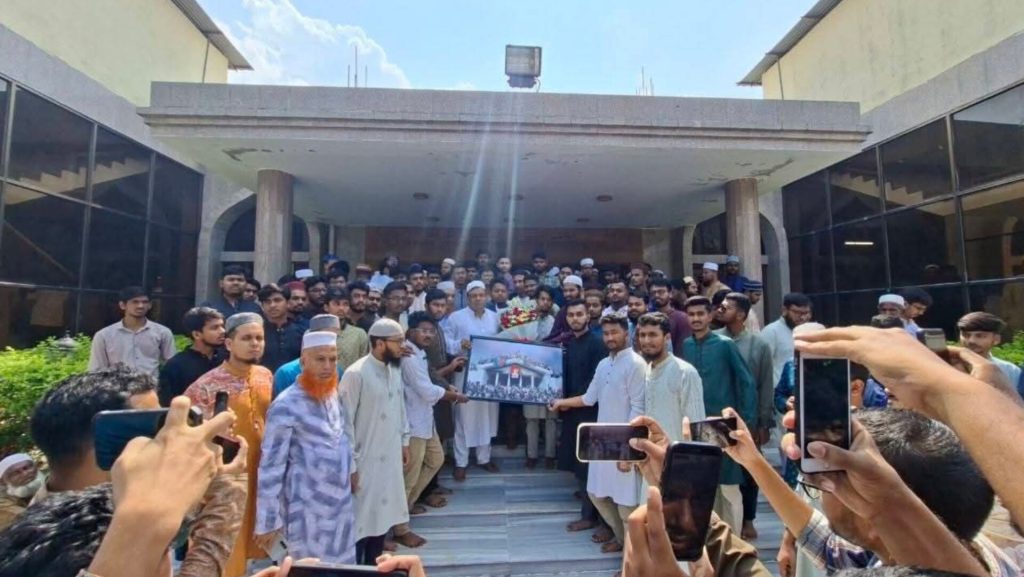 শিক্ষার্থীদের ভালোবাসায় সিক্ত হলেন বিদায়ী নোবিপ্রবি উপাচার্য InShot_20260515_172438956
