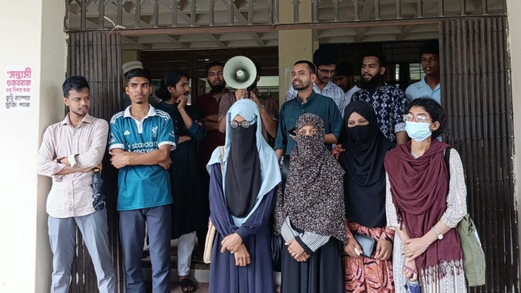 ‘সারা বাংলায় ধর্ষণ চলে, স্বরাষ্ট্রমন্ত্রী কী করে? কুবিতে বিক্ষোভ InShot_20260521_163000187