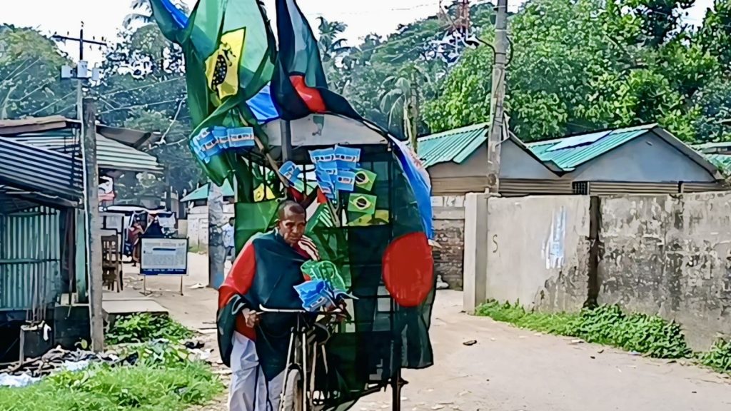 কটিয়াদীতে বিশ্বকাপ ফুটবলের উন্মাদনা: পতাকা ও জার্সি বিক্রির হিড়িক কটিয়াদীতে বিশ্বকাপ ফুটবলের উন্মাদনা: পতাকা ও জার্সি বিক্রির হিড়িক