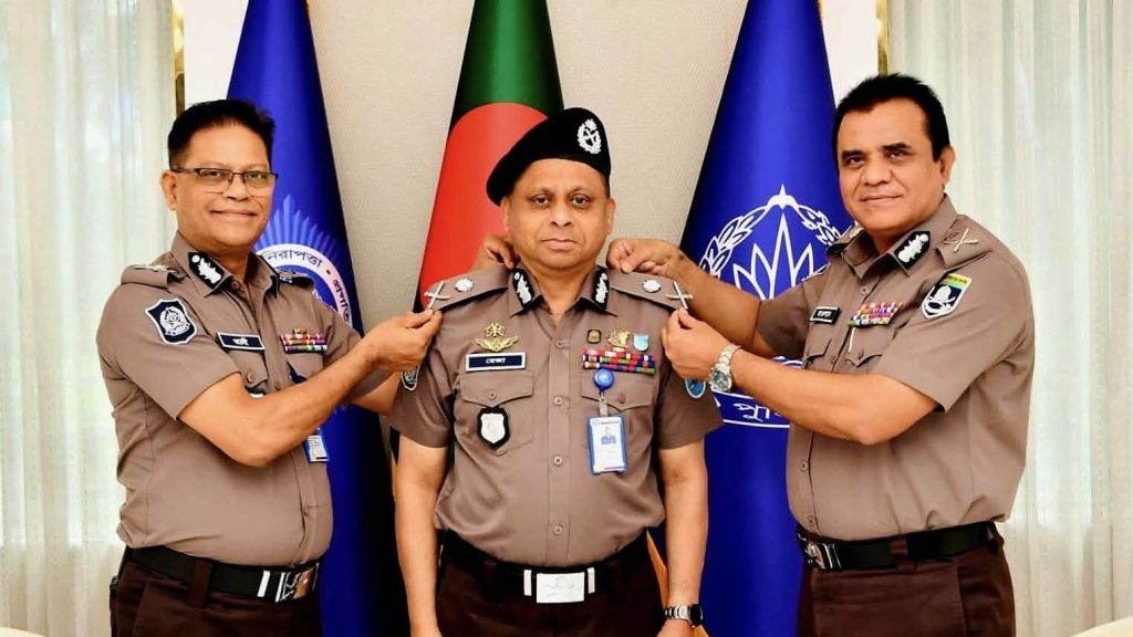 র্যাংক ব্যাজ পরলেন অতিরিক্ত আইজিপি রেজাউল করিম মল্লিক র্যাংক ব্যাজ পরলেন অতিরিক্ত আইজিপি রেজাউল করিম মল্লিক