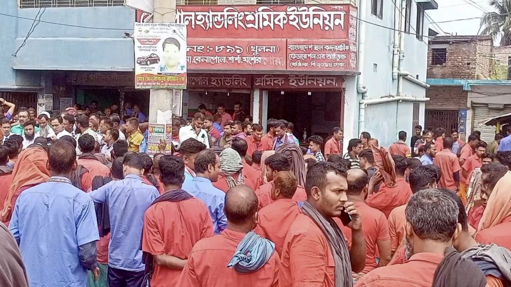 ১৪ জুন থেকে বেনাপোল স্থলবন্দরে অনির্দিষ্টকালের কর্মবিরতি ১৪ জুন থেকে বেনাপোল স্থলবন্দরে অনির্দিষ্টকালের কর্মবিরতি