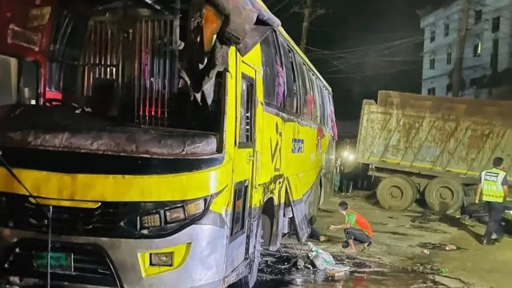 চট্টগ্রামে বাস-মাইক্রোবাস-ট্রাক-সিএনজির চতুর্মুখী সংঘর্ষ chittagong-20260601000052