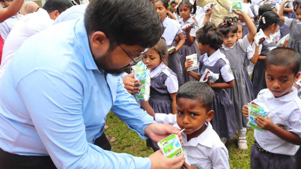 বিশ্ব দুগ্ধ দিবসে আড়াই হাজার শিশুকে দুধ পান করালো বাকৃবি fe787de4-0bed-46fd-bc72-402cfd1a196e