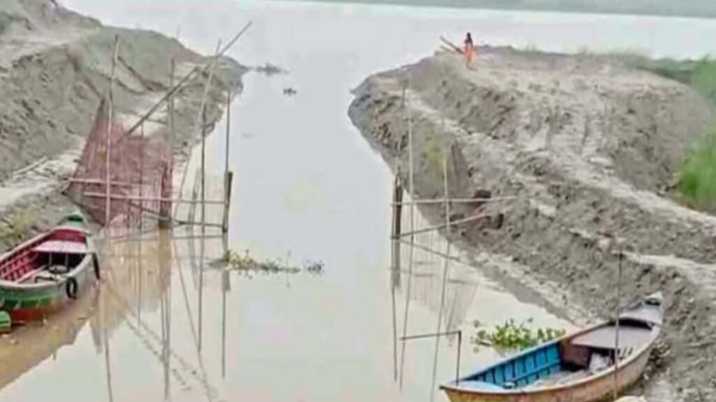 ৩ কিলোমিটার খাল খননে শ্রমিকদের টাকা হাতিয়ে নেওয়ার চেষ্টা, ইউএনও’র হস্তক্ষেপে InShot_20260713_153455421