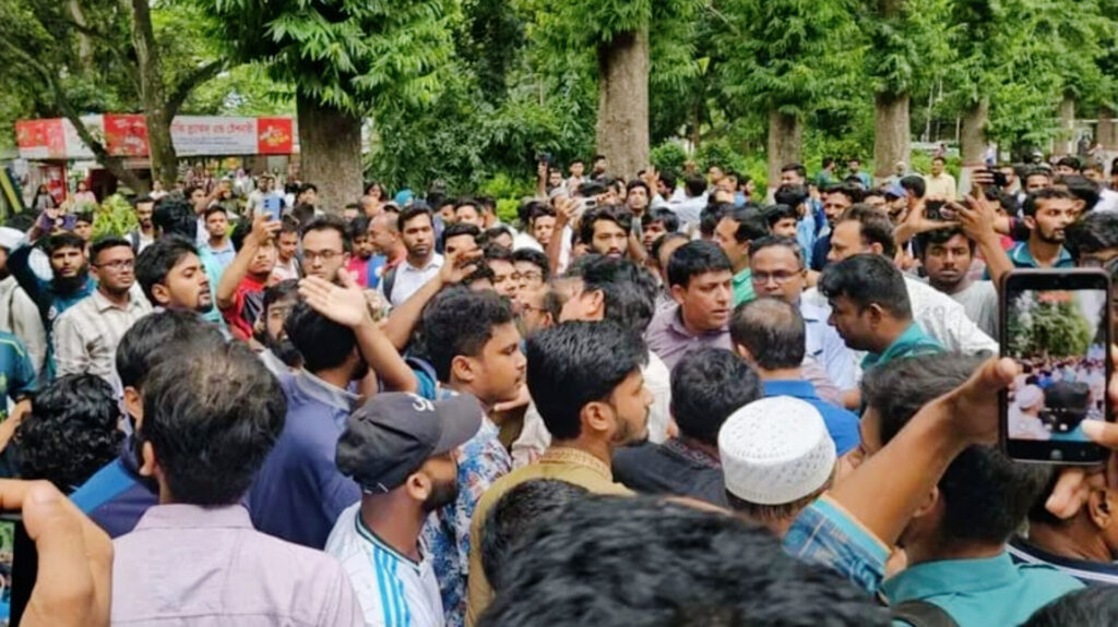 রাকসু কার্যালয়ে হামলার ঘটনায় উত্তপ্ত রাজশাহী বিশ্ববিদ্যালয় InShot_20260727_204606823