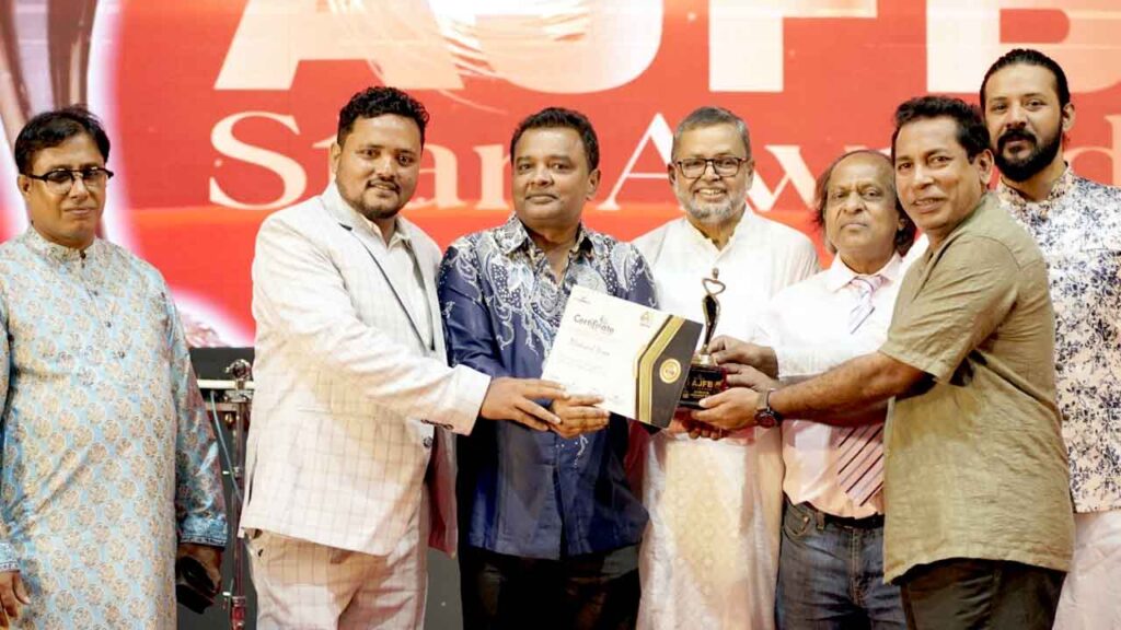 এজেএফবি স্টার অ্যাওয়ার্ড পেলেন মোশাররফ করিম