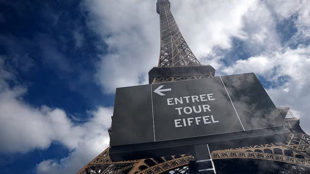 আইফেল টাওয়ারের প্রধান পদত্যাগ করছেন, কারণ কী Eiffel-Tower