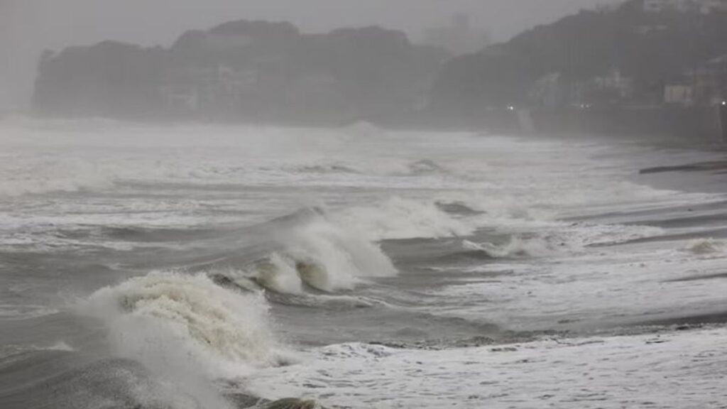 Japan-Typhoon-2609210904