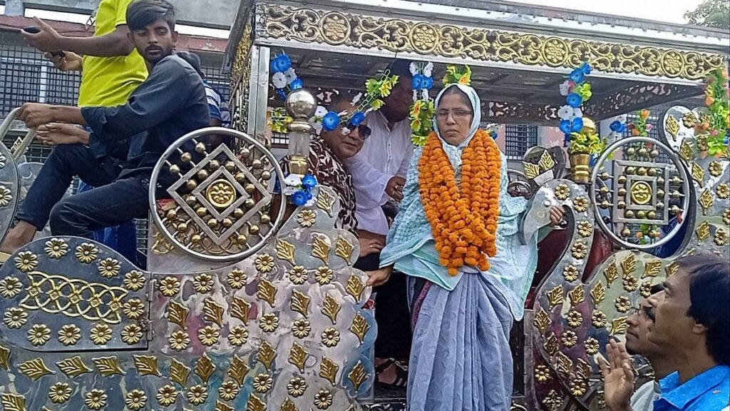 ঘোড়ার গাড়িতে করে ‘শেলাফী খালাকে’ রাজকীয় বিদায় দিলেন শিক্ষক-শিক্ষার্থীরা NAOGAON1
