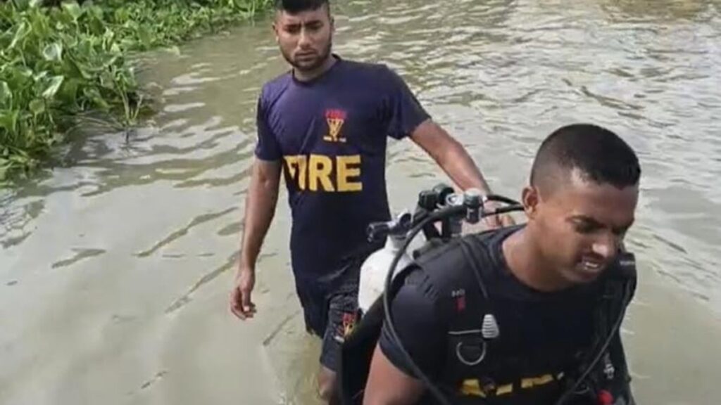 মেঘনায় ৩ স্কুলছাত্র নিখোঁজ, ২ জনের লাশ উদ্ধার Pic-Narayangonj-2609201119