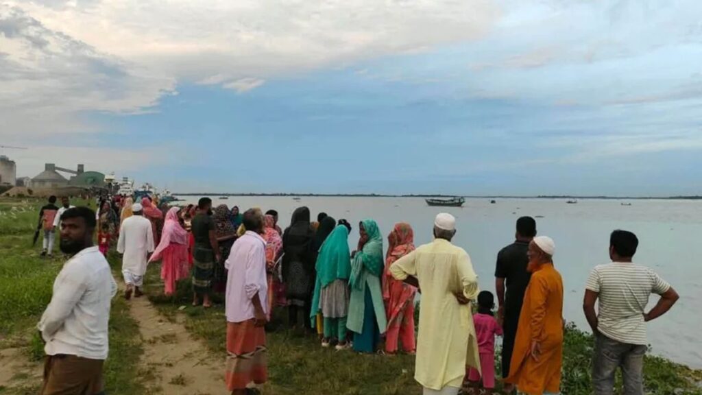 বিয়ের অনুষ্ঠানে যাওয়ার পথে ট্রলারডুবি: নারীর লাশ উদ্ধার, বাবাসহ নিখোঁজ ৩ সন্তান Untitled-3_scVMpcC