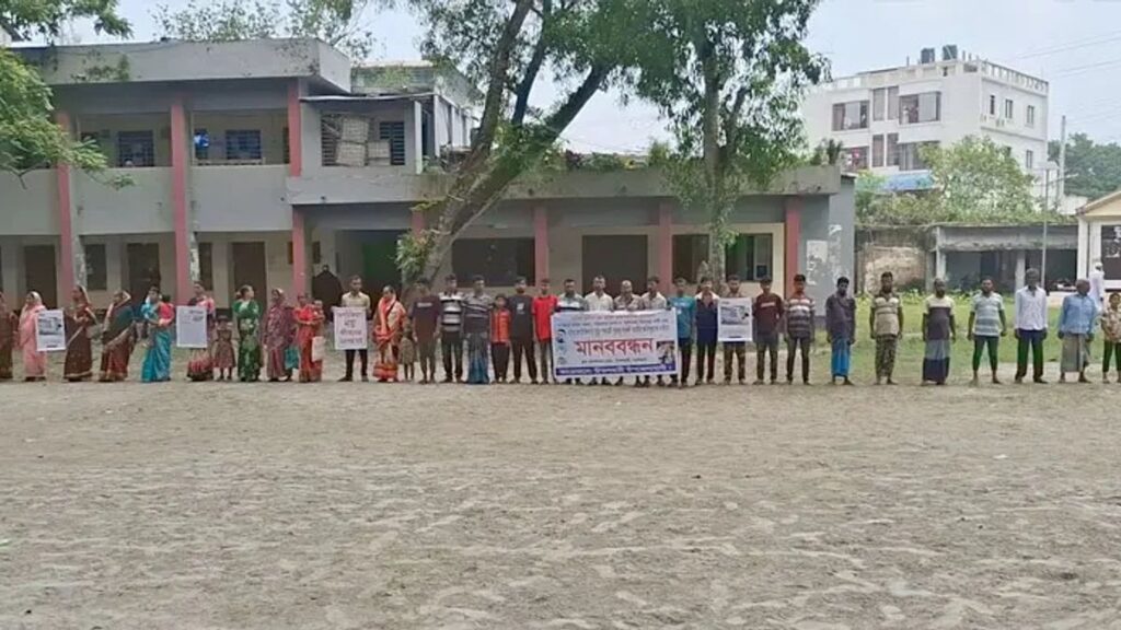মোবাইলের আলোয় অপারেশন, প্রসূতির জরায়ু-মূত্রথলি কেটে ফেলার অভিযোগ bagerhat-20260908193210