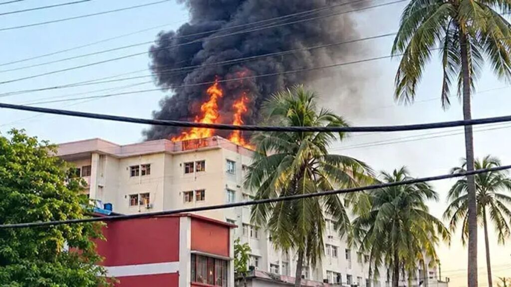 হুড়োহুড়ি করে সিঁড়ি দিয়ে নামতে গিয়েই ৪ জনের মৃত্যু, দাবি স্বজনদের fire-20260915192122