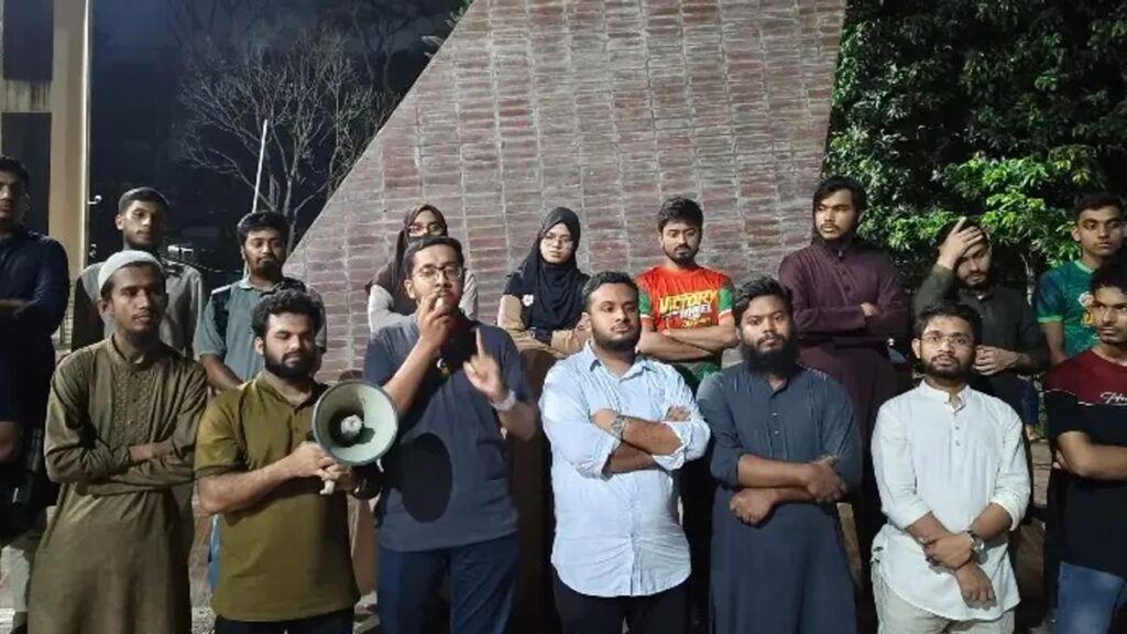 সরকারি নিয়োগে ভাইভার নম্বর বাড়ানোর প্রতিবাদে জাহাঙ্গীরনগরে বিক্ষোভ img-20260908-232403-mtt9ckncl6vnt0n-20260909044855