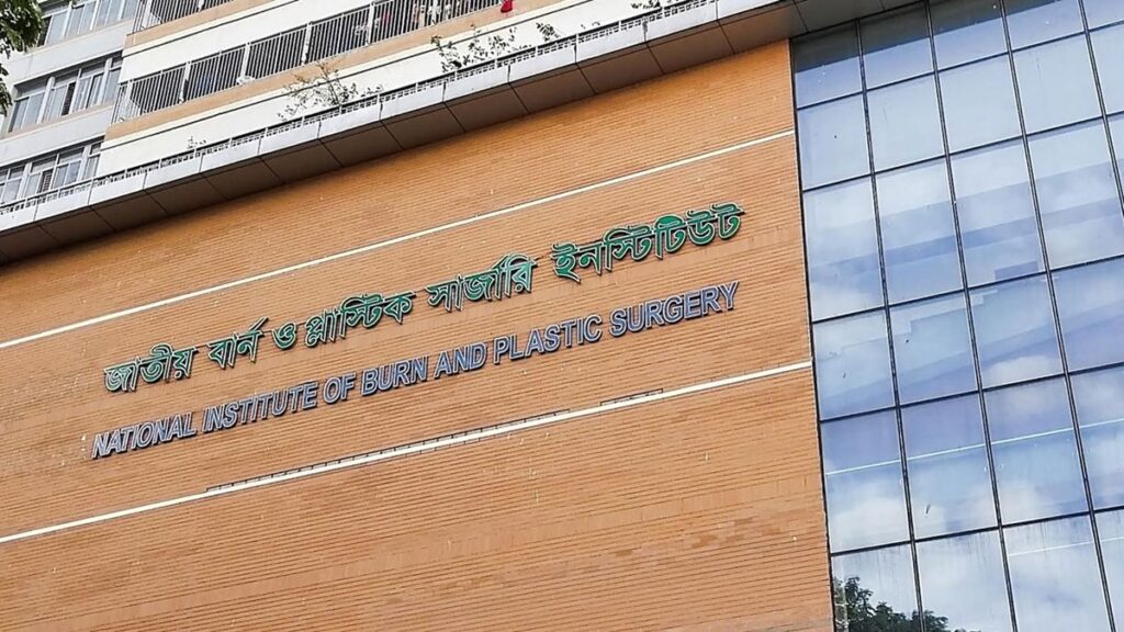 মাদ্রাসার ছাদে ‘বিদ্যুতায়িত হয়ে’ দগ্ধ ৫ শিক্ষার্থী হাসপাতালে, সবার অবস্থা গুরুতর jty-brn-o-plstk-srjr-insttut_iWFEn5E