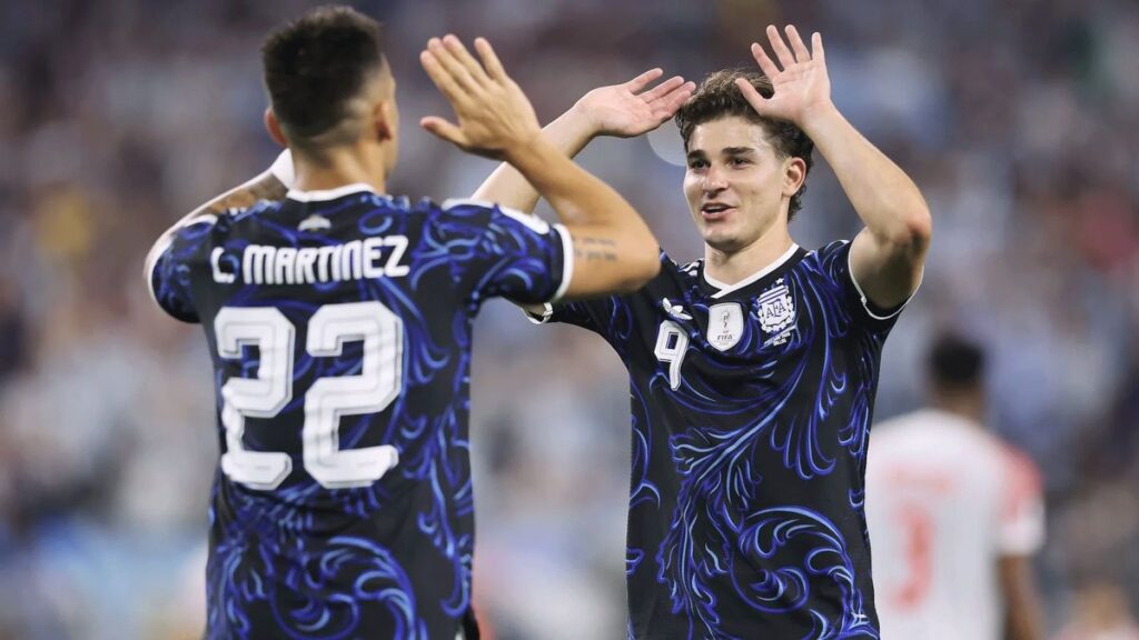 মেসিহীন আর্জেন্টিনার আক্রমণে নতুন চমক martinez-alvarez