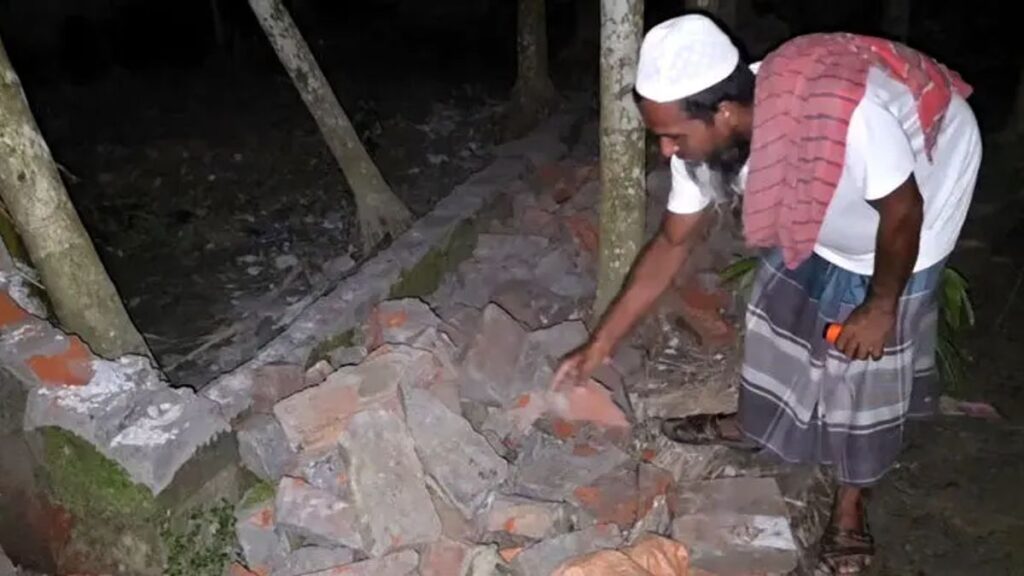 কিছুই করতে না পেরে কবর খুঁড়ে বাবা-দাদির কঙ্কাল সরিয়ে নিলেন নিজাম patuakhali-20260910092255