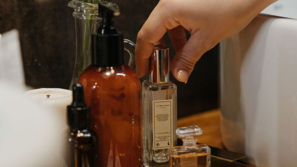 সুগন্ধি দীর্ঘদিন ভালো রাখার সহজ উপায় perfume