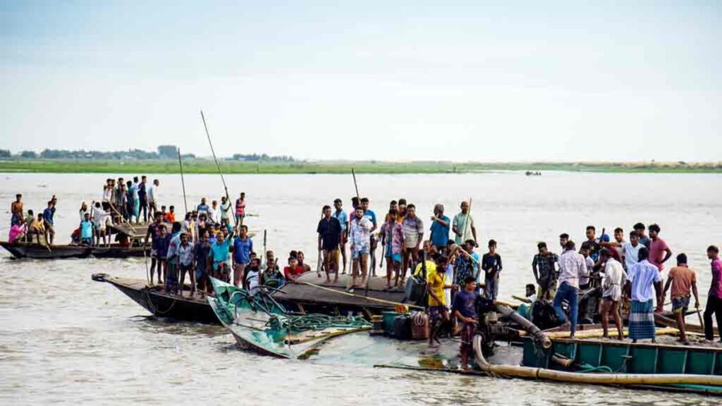 বসতভিটা বাঁচাতে গ্রামবাসীই আটক করলেন ড্রেজার, পরে ভ্রাম্যমাণ আদালতে জরিমানা phlchr-drjr