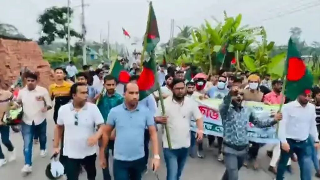 দিনের আলোতে নিষিদ্ধ ঘোষিত ছাত্রলীগের মিছিল, জানে না পুলিশ shariatpur-20260906111052