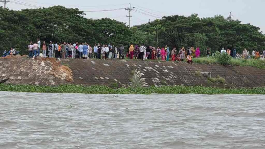 বিয়ের অনুষ্ঠানে যাওয়ার সময় মেঘনায় ট্রলারডুবি: নিহত একজন, নিখোঁজ ৪ trlrdb_dIUAIyz