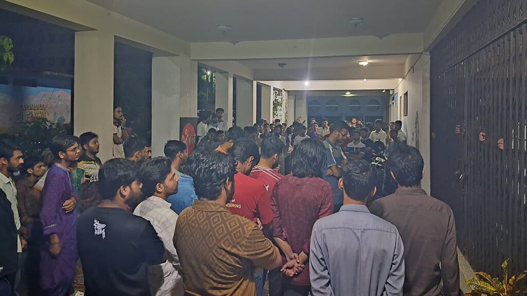 সিলেট ইঞ্জিনিয়ারিং কলেজে শিক্ষার্থীদের বিক্ষোভ, অধ্যক্ষসহ ১৪ শিক্ষক অবরুদ্ধ web-17