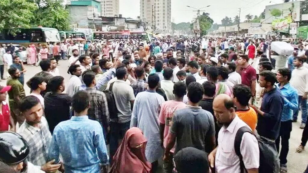 প্রশ্নফাঁসের অভিযোগে যুব উন্নয়নের নিয়োগ পরীক্ষা স্থগিত, নীলক্ষেত অবরোধ JuboUnnoyon-311545.og-image-494815