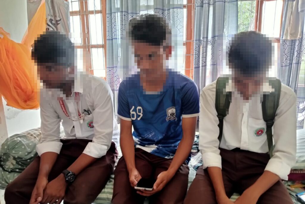 মাদকের আসরে পরিণত বাকৃবি, কর্মচারীর পরে এবার হাতেনাতে ধরা কলেজছাত্র